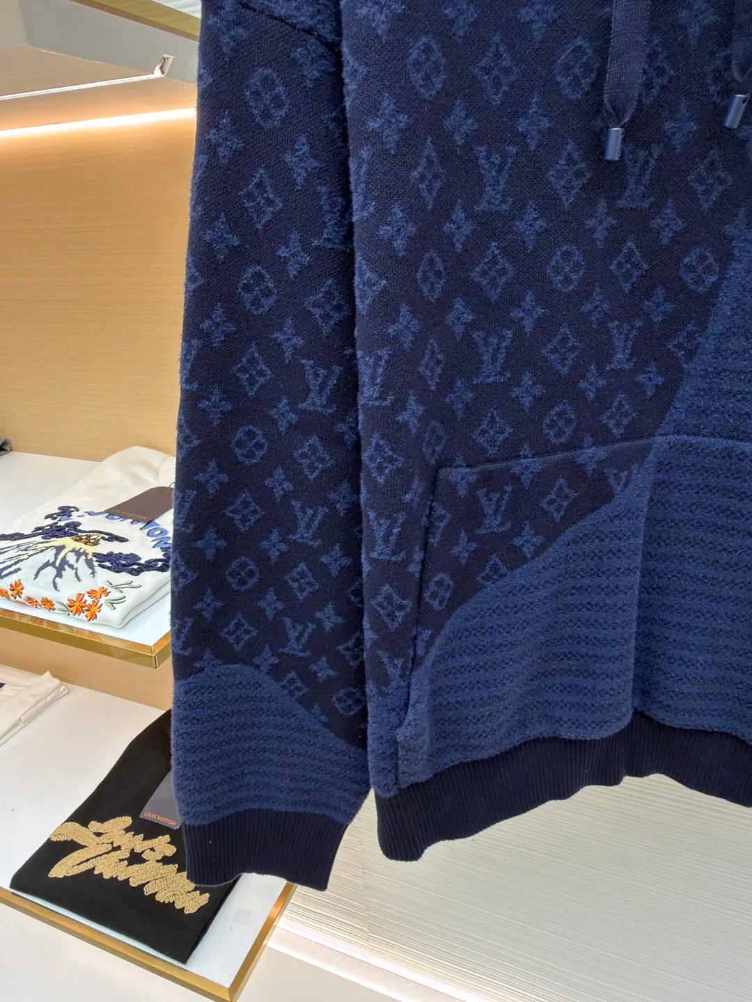 LOUIS VUITTON Holiday spliced ​​long-sleeved hooded pullover sweatshirt ●Original version: Purchased and developed by 16097 ●Item number: 1681356-C15 ●Fabric: 100% cotton ●Technology: knitted ●Color: navy ●Version: fitted version ●Weight: about 1010g ●Size: S-M-L-XL ●Description: This sweatshirt is made of wool blended knitted fabric, which is soft to the touch and has good warmth retention. The hooded design is equipped with a drawstring adjustment system, which can flexibly adjust the shape of the hood; the entire body of the garment displays the brand's classic Monogram pattern, which is made through multi-color jacquard knitting technology. The pattern texture is three-dimensional and layered. The body is equipped with a kangaroo pocket, which is practical and has a sense of design; the ribs on the cuffs and hem are made of high-elastic knitting technology to ensure fit and resilience. The overall cut is an oversize silhouette, and the splicing of the body uses seamless weaving technology to avoid exposed threads and improve wearing comfort. From the complex design of the jacquard pattern to the delicate processing of the knitted texture, every step reflects Louis Vuitton's exquisite control of luxury knitted items. It is a fusion of the brand's classic elements and casual style. The overall wiring is straight and delicate, the fabric is comfortable and soft, and the color is consistent without color difference. It can be matched with the same style to create a fashionable look and control various occasions. Customized accessories, complete with three standards, same style for men and women!